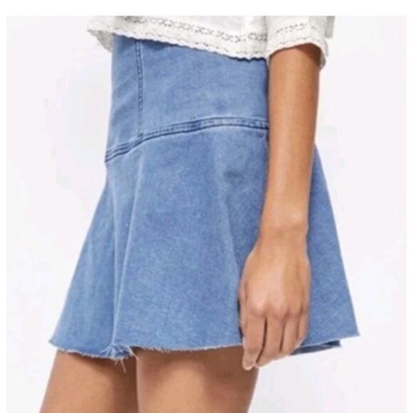 Free People Highlands Denim Blue Asymmetrical Skater Mini Skirt Raw Hem Sz 6 - Picture 2 of 7